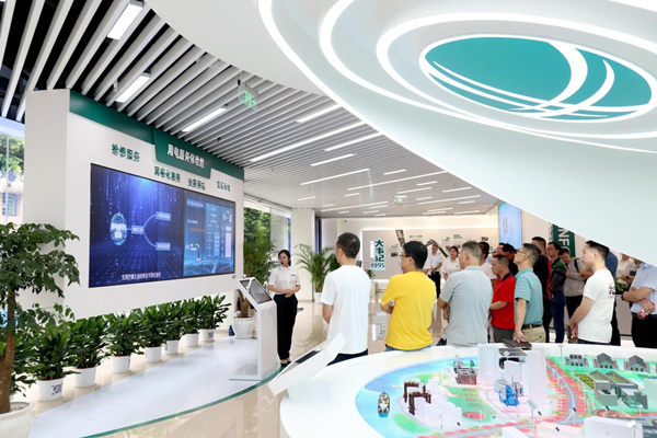 工作人员为参加人员介绍用电服务体验舱。国网重庆电力公司供图