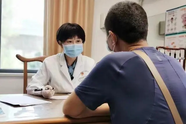 重庆大学附属肿瘤医院中医肿瘤治疗中心主任王维正在给患者看病。院方供图
