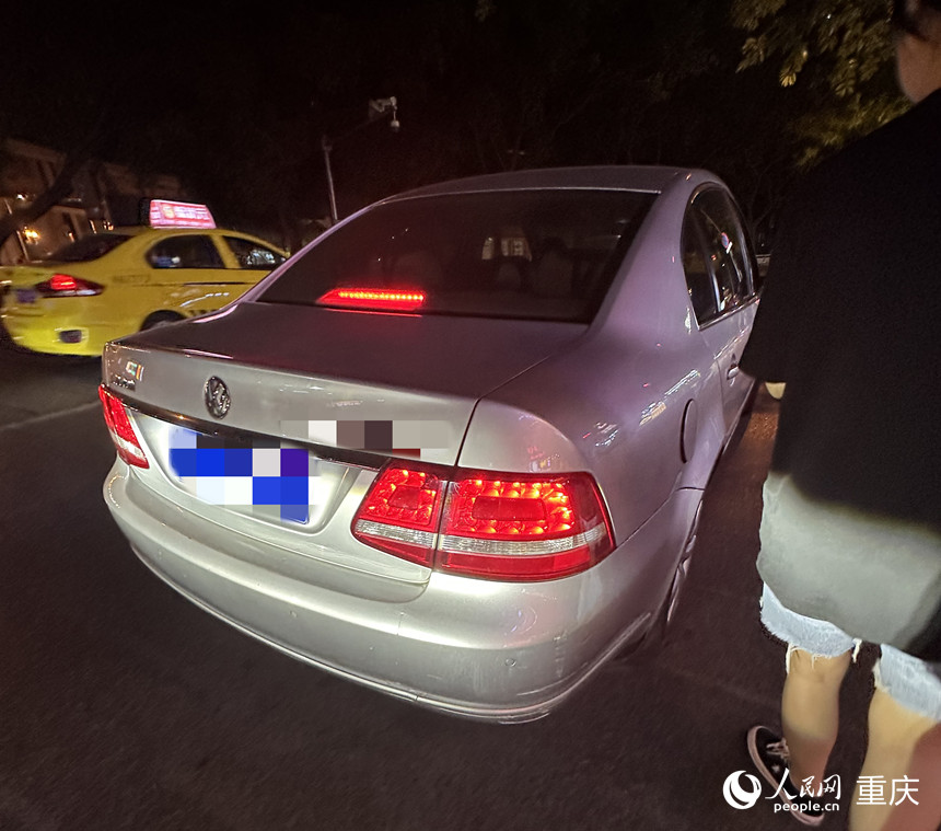 記者在重慶國泰藝術中心一側的馬路遇到攬客的車輛。 人民網記者 劉政寧攝