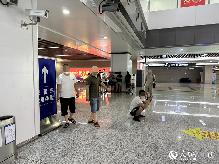 重慶西站負二層出站口的攬客人員。 人民網記者 劉政寧攝