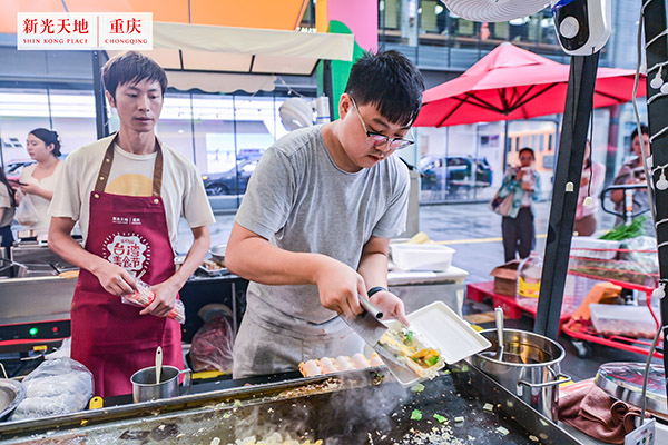 商家正在制作美食。主办方供图