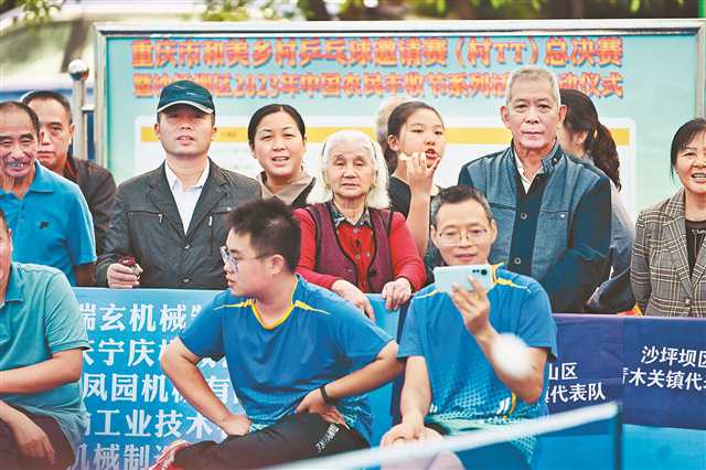現場觀眾認真觀賽，為自己的球隊加油助威。本組圖片由記者劉旖旎攝/視覺重慶