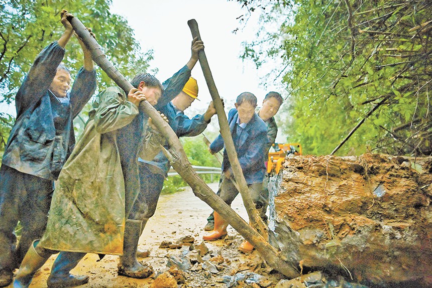 9月24日，巫山縣三溪鄉桂坪村，村民正在清理垮塌在主干道上的巨石。經過一天的奮戰，三溪鄉通往騾坪鎮的主干道終於被搶通。首席記者 龍帆 攝/視覺重慶