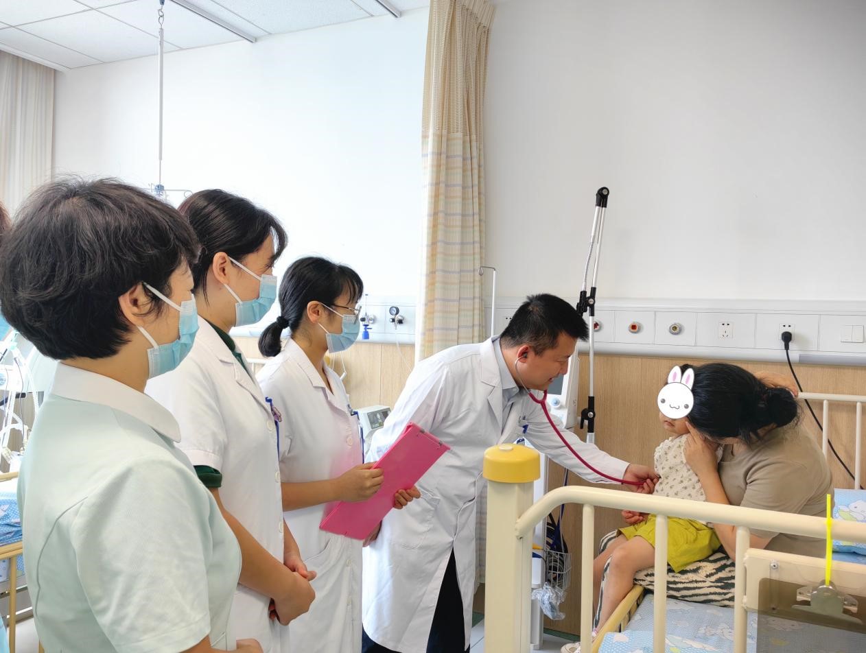 儿科主任张兴道和护士长马黎毅带队查房。重庆西区医院供图