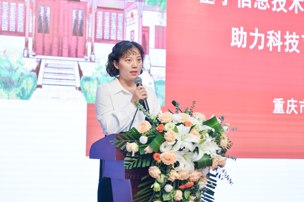 重庆一中信息技术学科教研组长金晓凌。重庆一中供图