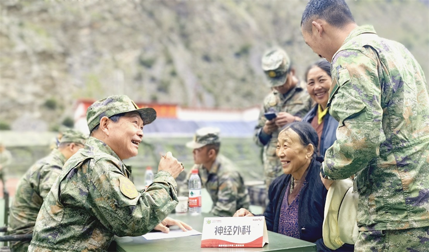 巡诊途中，神经外科专家为驻地一位全国人大代表悉心问诊。曾理摄