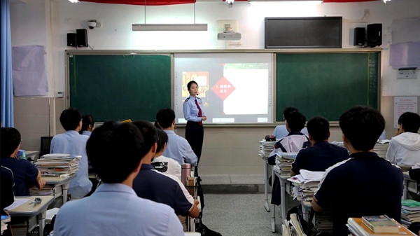 近日，在重慶市第四十九中學，萬盛經開區稅務人員為學生講解稅收知識。王僑攝