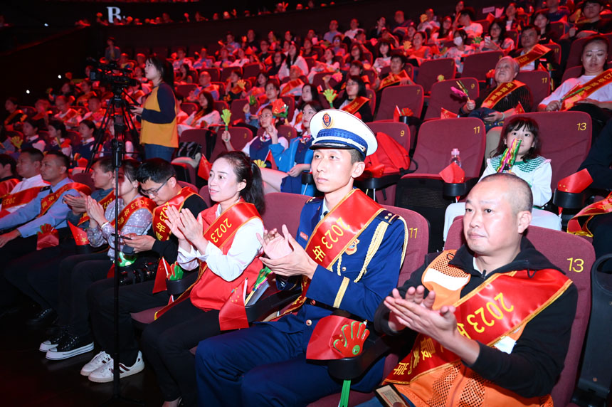 頒獎儀式后，觀眾在現場觀賞大型文旅雜技秀《極限快樂2》。鄒樂 攝
