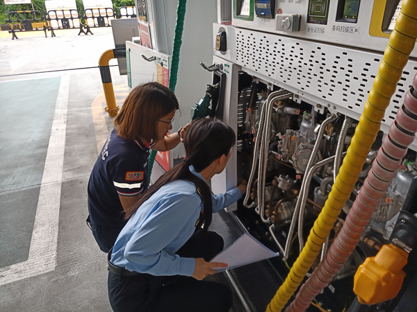 指導加油站排查加油機安全隱患。江北區應急局供圖