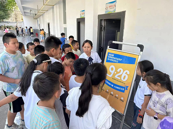 重慶農商行豐都支行走進豐都縣濱江小學為在校師生普及金融知識。重慶農商行供圖