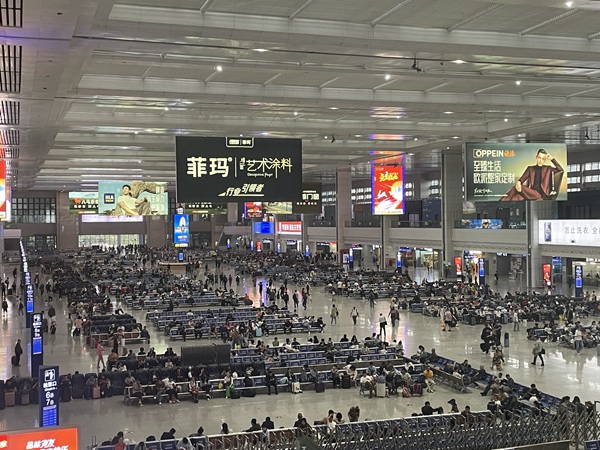 重慶北站候車大廳。 汪亮攝