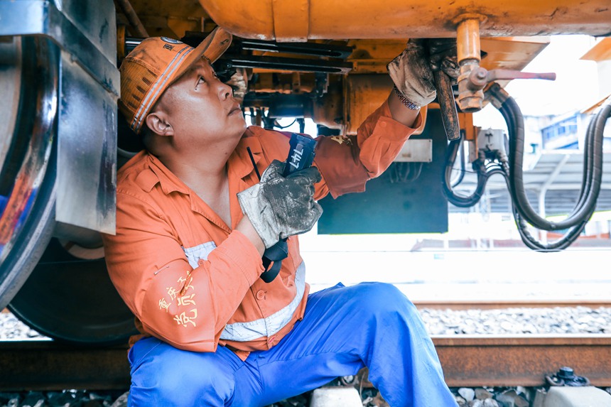 作業人員正在檢修機車。羅帥攝