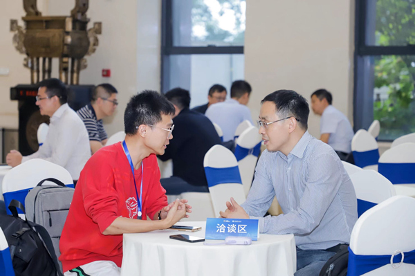 重庆理工大学相关研发团队与到场企业、机构进行洽谈。重庆理工大学供图