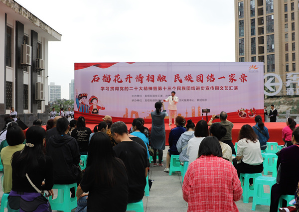 文藝匯演現場。龍塔街道供圖
