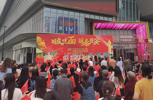 活动现场。官粳人摄