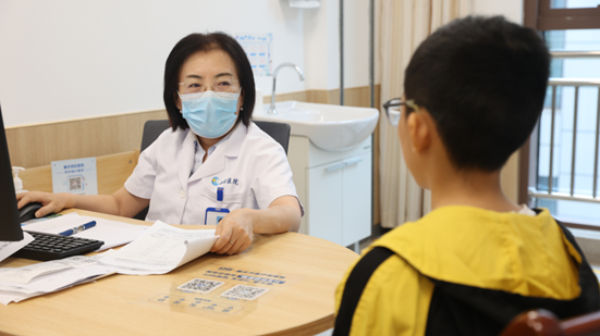 专家坐诊生长发育门诊。重庆西区医院供图