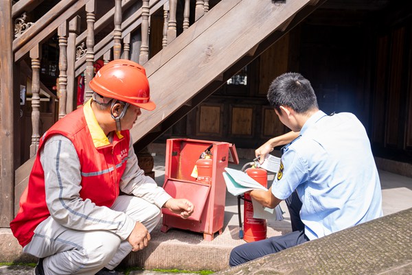 檢查古鎮用電安全。國網重慶永川供電公司供圖