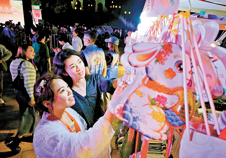 9月28日，鴻恩寺森林公園，市民在非遺文化集市挑選玉兔燈籠。記者 崔力 攝/視覺重慶