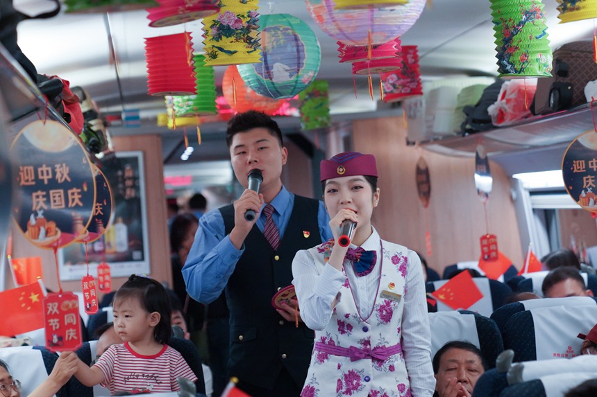 重慶西開往貴陽北的G4859次列車上，列車工作人員表演歌曲合唱。李文航攝