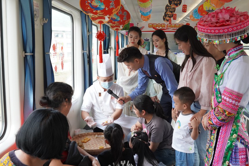 遵義開往重慶西的5630次列車上，旅客、工作人員一起制作月餅。李文航攝