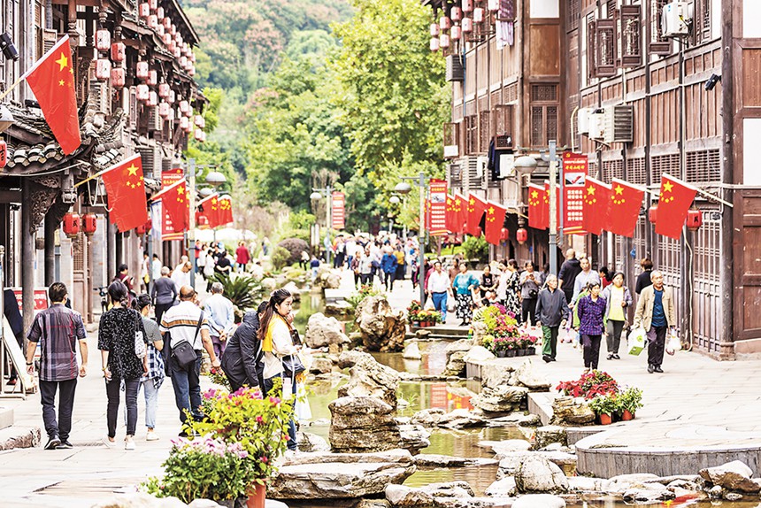 9月29日，潼南雙江古鎮，市民和游客們正在游覽古鎮。記者 尹詩語 攝/視覺重慶