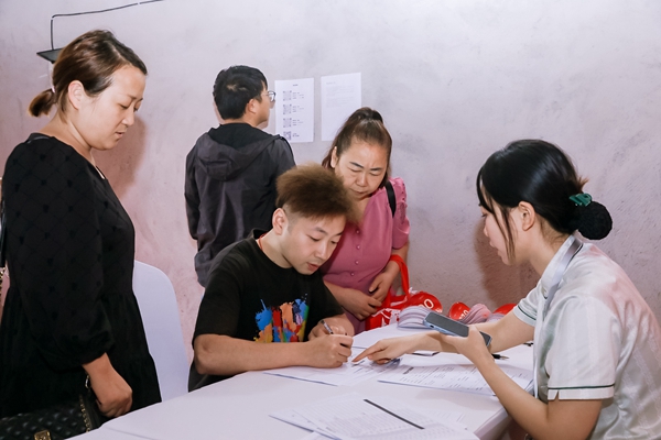 大唐林溪府項目二期業主簽約接房。重慶市住房城鄉建委供圖