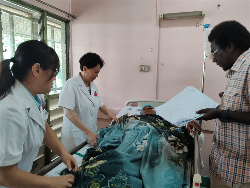 23日上午，唐均英教授和巴新婦科醫生Dr Pinau一起到病房查看患者Nickole術后情況。