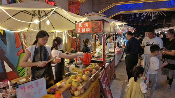 美心紅酒小鎮夜市商品琳琅滿目。景區供圖