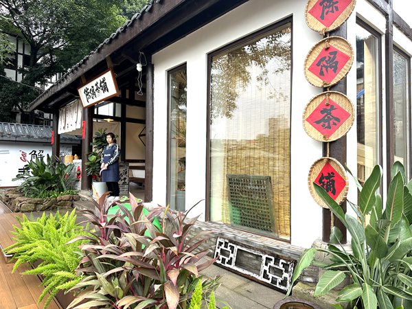 老街新店韵味十足。黄亚辉摄