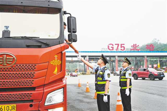 10月1日，蘭海高速北碚區收費站，交通執法人員對過往車輛進行抽檢。特約攝影 秦廷富/視覺重慶