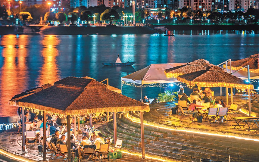 10月4日，开州区汉丰湖景区“滨湖夜市”人气十足，市民、游客在此赏夜景、品美食。通讯员 王晓宇 摄/视觉重庆
