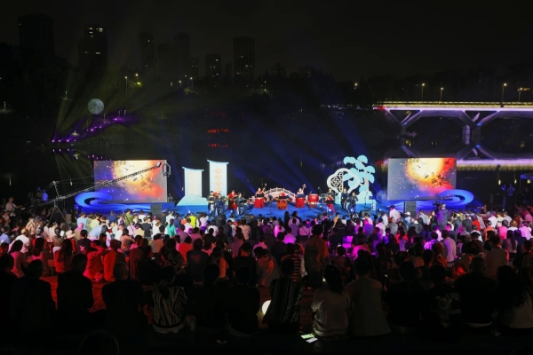 中央公园镜湖之夜·“城里的月光”中秋音乐会。渝北区文化旅游委供图