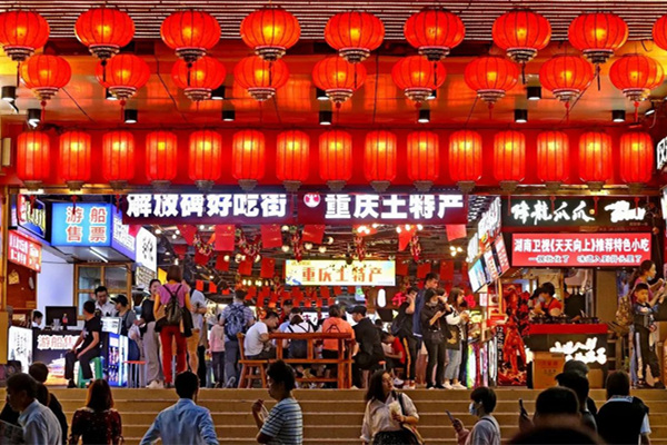 八一路好吃街游客排队购买美食。渝中区委宣传部供图