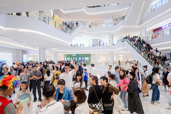 市民、游客纷纷打卡印象城。渝中区委宣传部供图