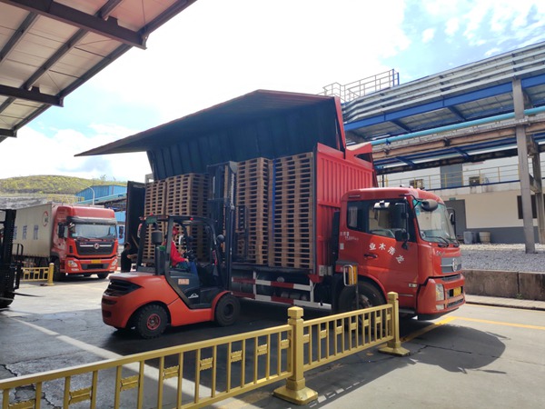 重型廂式展翼車集約化運輸。川維化工公司供圖