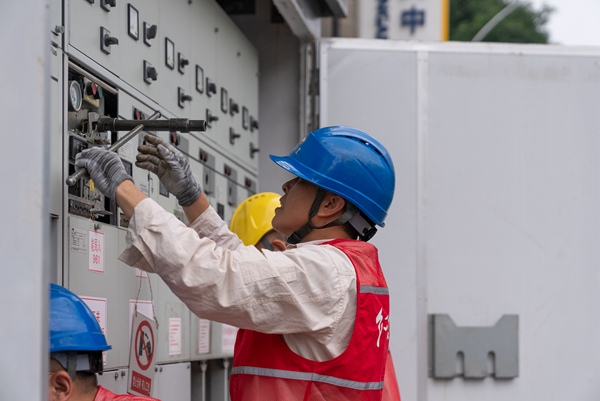 對供電線路和設備進行常規檢修維護。國網重慶永川供電公司供圖