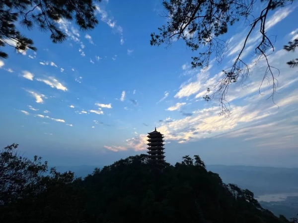 缙云山日出。包濛 摄