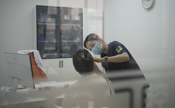 医生看诊中。重庆德贝口腔供图