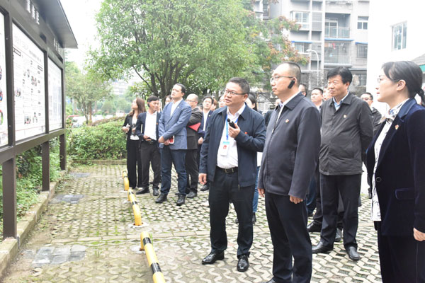 观摩青杠街道社区卫生服务中心清廉医院建设。璧山区卫生健康委供图