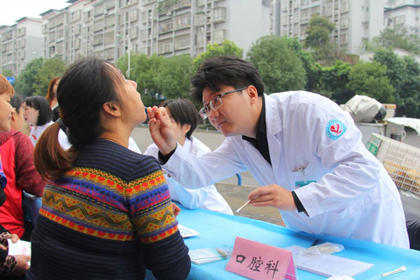 口腔检查。江津区妇幼保健院供图