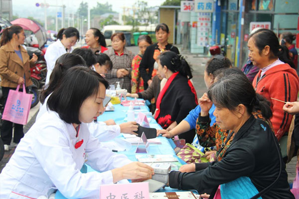 义诊现场。江津区妇幼保健院供图
