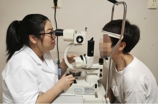 醫生為患者檢查眼部情況。重慶普瑞眼科醫院供圖