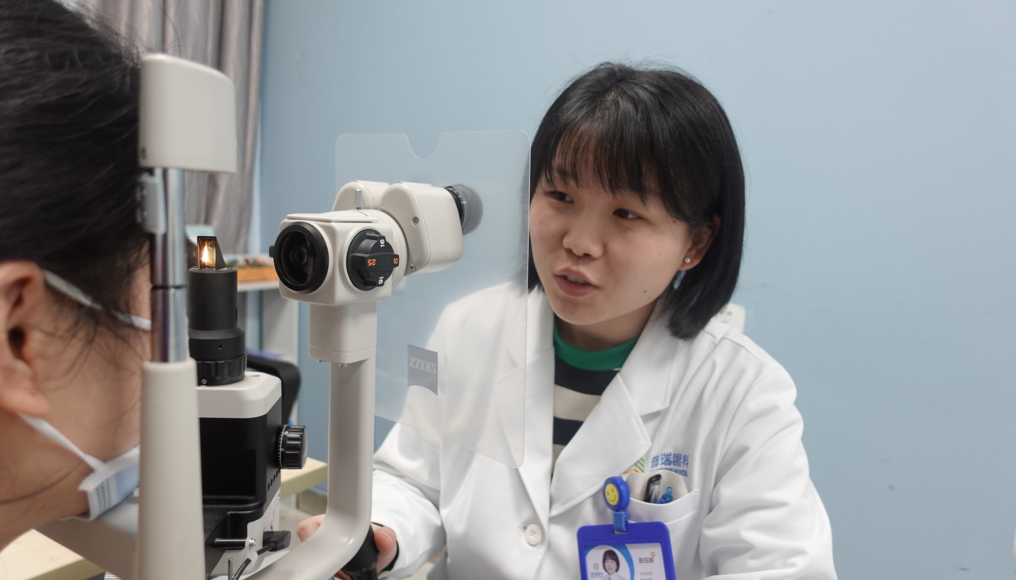 张钰婷为患者看诊。重庆普瑞眼科医院供图