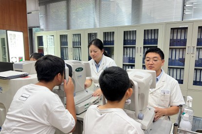 视力检查。重庆普瑞眼科医院供图