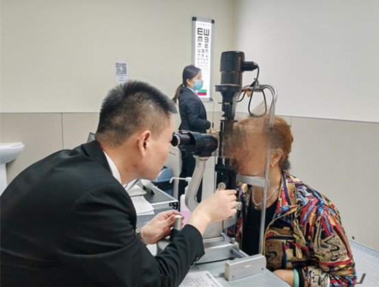 公益眼健康检查。重庆爱尔眼科医院总院供图