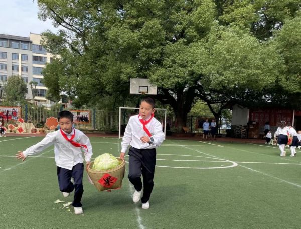 趣味運動會環節的“搬白菜”。礦山坡小學供圖