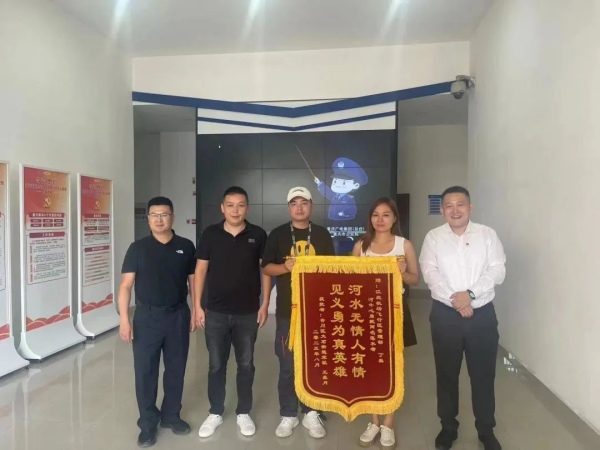 宋敏和丈夫为丁奥送上锦旗。渝北区精神文明办公室供图