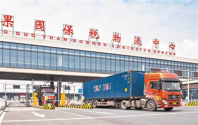果園港國家物流樞紐，滿載貨物的集卡駛出重慶果園保稅物流中心（B型）。圖片由記者蘇思、張錦輝攝/視覺重慶