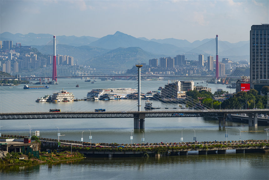 长江万州段再现高峡平湖壮美景观。冉孟军摄