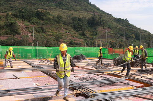 重庆万州新田港二期附属工程建设现场。曾英豪摄